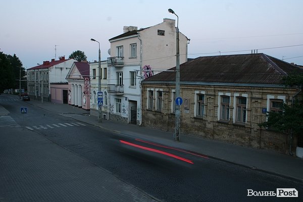 Самотній автомобіль на вулиці Богдана Хмельницького