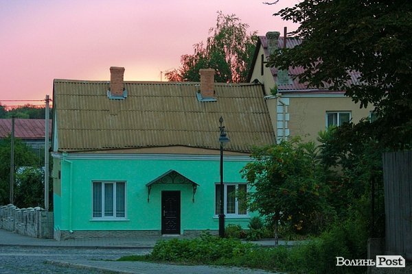 Світанок над старим будиночком