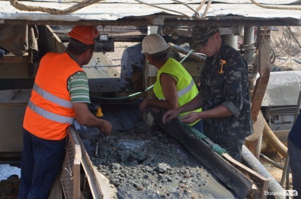 Міністр екології на власні очі побачила незаконні копанки бурштиношукачів. ФОТО