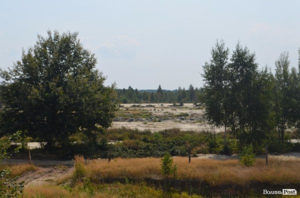 Міністр екології на власні очі побачила незаконні копанки бурштиношукачів. ФОТО