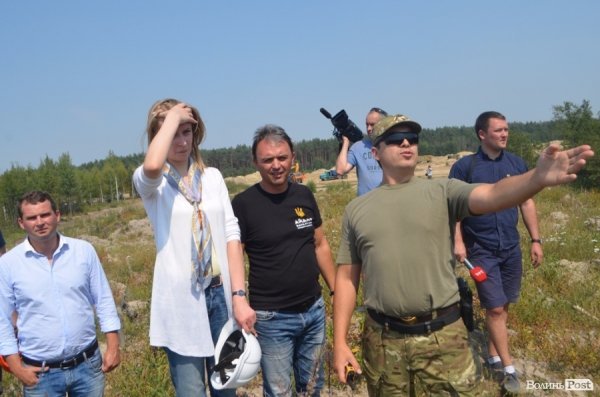 Міністр екології на власні очі побачила незаконні копанки бурштиношукачів. ФОТО