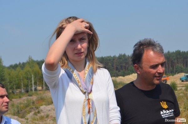 Міністр екології на власні очі побачила незаконні копанки бурштиношукачів. ФОТО