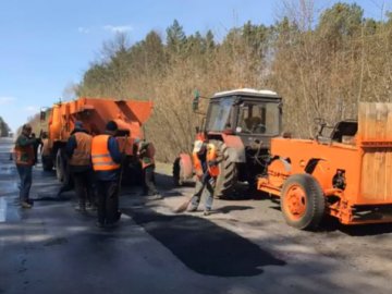 Передвеликодня підготовка: на Волині дорожники «латали» ями та прибирали узбіччя трас. ВІДЕО