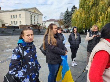 «Хочу, щоб мій чоловік був вдома»: у Луцьку протестували дружини військових