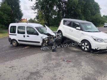 Renault в'їхав у лафет з легковиками: повідомили деталі ДТП на Володимирській