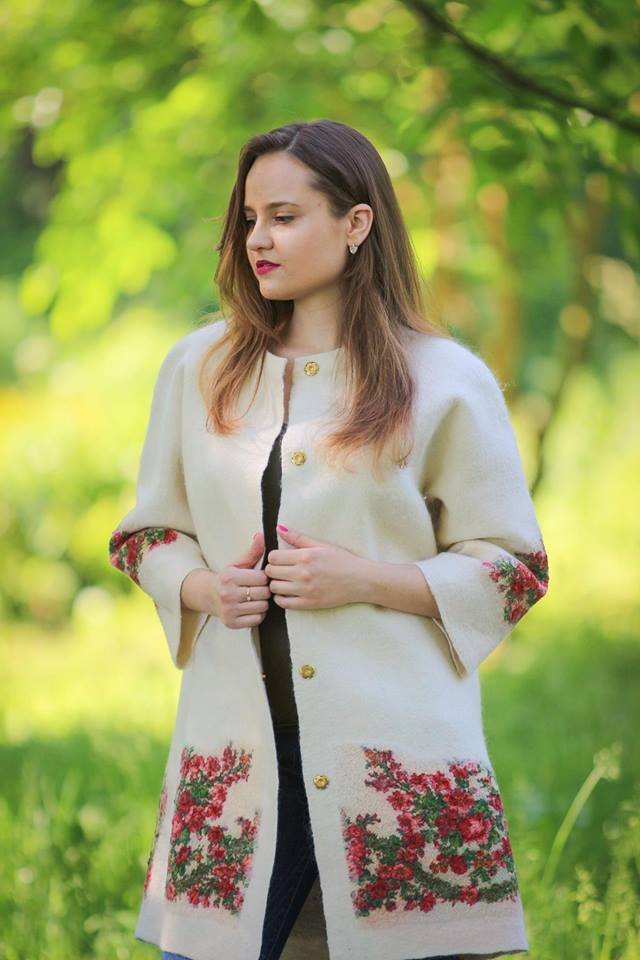 Чиновниця з Волині стала рукодільницею і створює унікальний одяг із вовни з волокнами кропиви та банана 