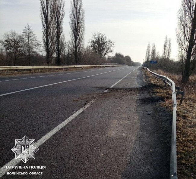 На волинській трасі водій влетів у відбійник