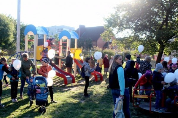 У Луцьку з'явилися нові дитячі майданчики. ФОТО. ВІДЕО