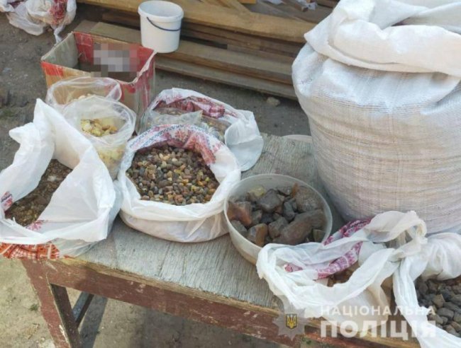На Рівненщині викрили злочинну групу, яка організувала бурштиновий бізнес. ФОТО