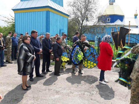 На Волині попрощалися з воїном, який помер під час відпустки. ФОТО