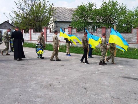 На Волині попрощалися з воїном, який помер під час відпустки. ФОТО
