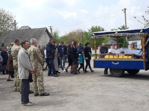 На Волині попрощалися з воїном, який помер під час відпустки. ФОТО