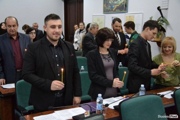 Луцькій міській раді передали Вифлеємський вогонь 