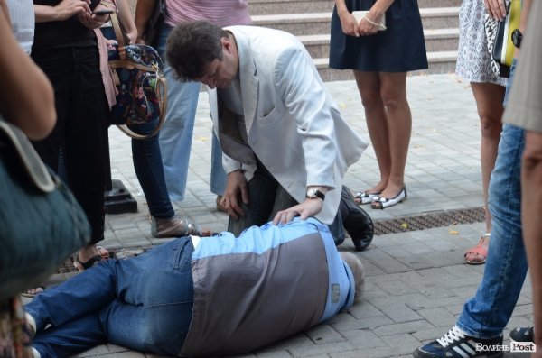 В центрі Луцька знепритомнів чоловік. Швидка їхала хвилин п'ятнадцять. ФОТО