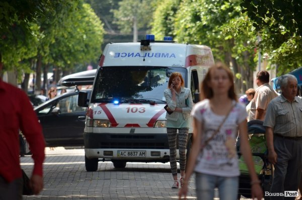 В центрі Луцька знепритомнів чоловік. Швидка їхала хвилин п'ятнадцять. ФОТО