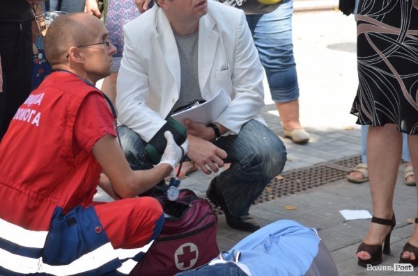 В центрі Луцька знепритомнів чоловік. Швидка їхала хвилин п'ятнадцять. ФОТО