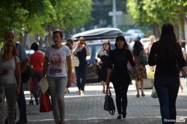В центрі Луцька знепритомнів чоловік. Швидка їхала хвилин п'ятнадцять. ФОТО