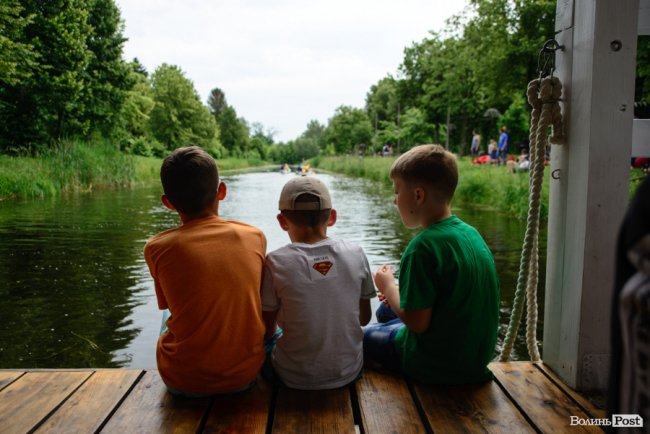 У луцькому парку в День батька влаштували унікальні перегони на човнах. ФОТО
