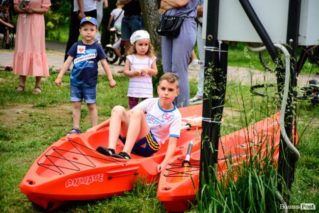 У луцькому парку в День батька влаштували унікальні перегони на човнах. ФОТО
