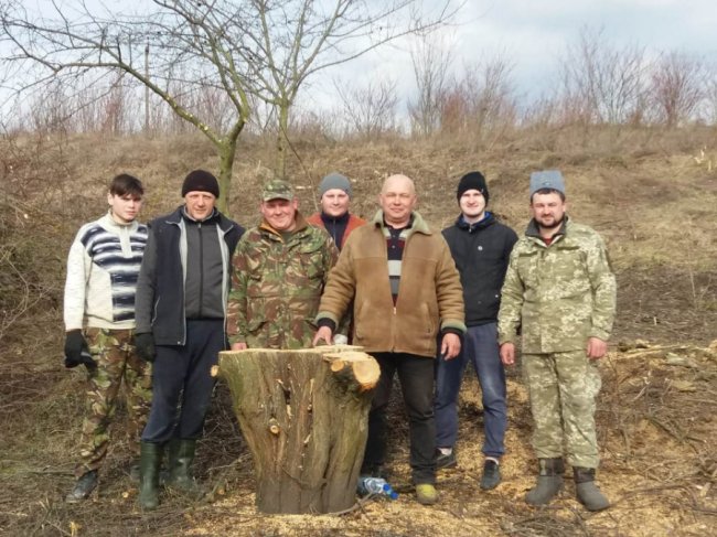 У селі Луцького району влаштували толоку, щоби посадити ліс
