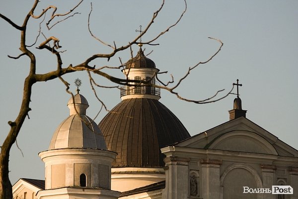 Верхівка петропавлівської кафедри освітлюється зі сходу