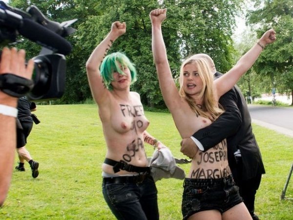 FEMEN зірвали виступ німецького канцлера. ФОТО. ВІДЕО