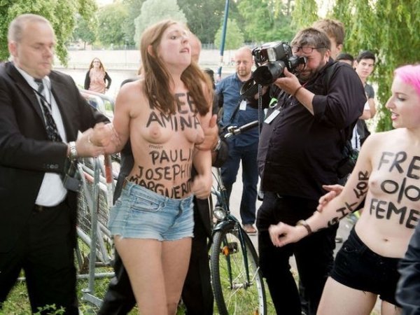  FEMEN зірвали виступ німецького канцлера. ФОТО. ВІДЕО