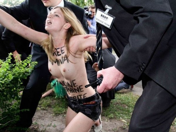 FEMEN зірвали виступ німецького канцлера. ФОТО. ВІДЕО