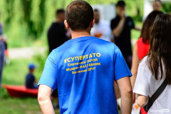 У луцькому парку в День батька влаштували унікальні перегони на човнах. ФОТО