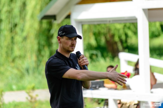 У луцькому парку в День батька влаштували унікальні перегони на човнах. ФОТО