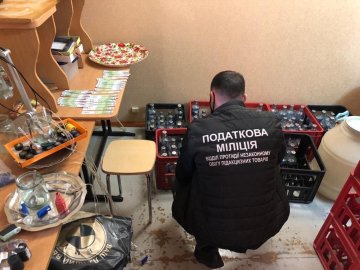 У Луцьку викрили підпільний цех, де підробляли алкоголь відомих марок. ФОТО