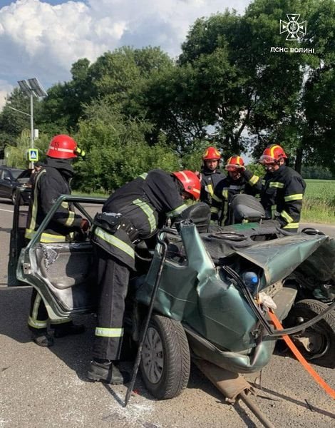 На Волині зіткнулись дві автівки: пасажирку та водія деблокували 