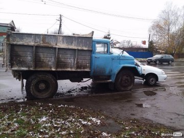 Аварія в Луцьку: вантажівка врізалась у фургон