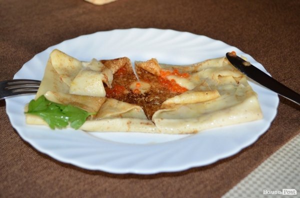 Млинець з червоною ікрою