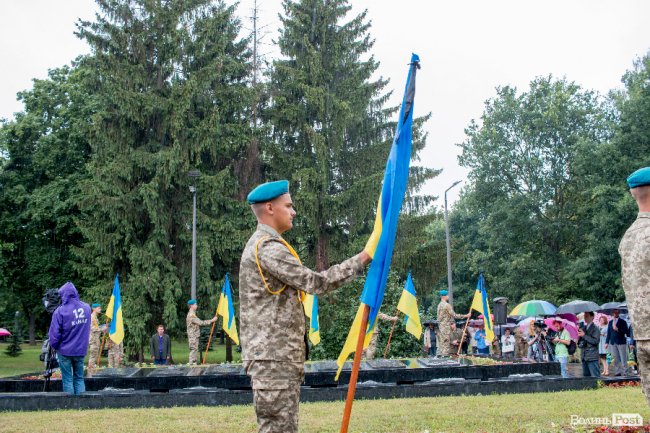 Скорбота і квіти: у Луцьку вшанували жертв війни. ФОТО