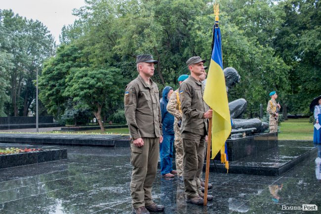 Скорбота і квіти: у Луцьку вшанували жертв війни. ФОТО