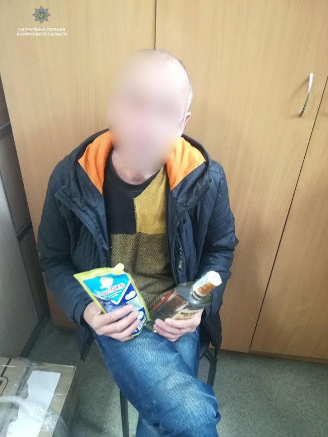 Взяв горілку та бекон: у Луцьку затримали чоловіка, який обікрав два магазини. ФОТО