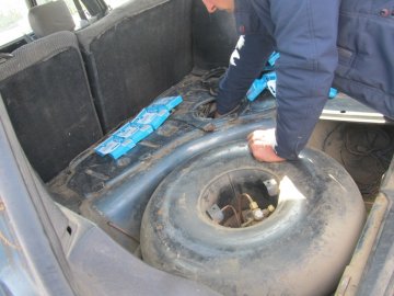 Білорус, який хотів незаконно провезти леза для гоління через Волинь, позбувся автівки