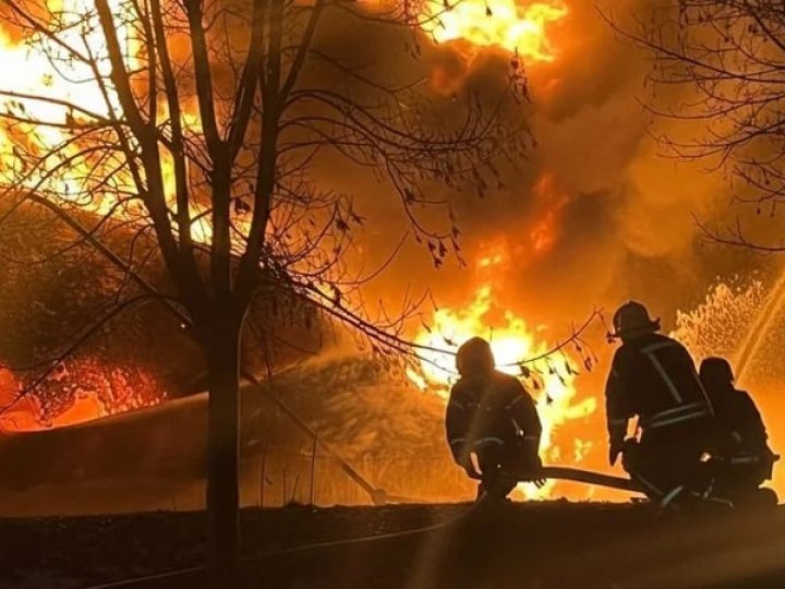 У ніч на 1 січня гасили пожежі під повторними обстрілами: у Луцьку відзначили рятувальників