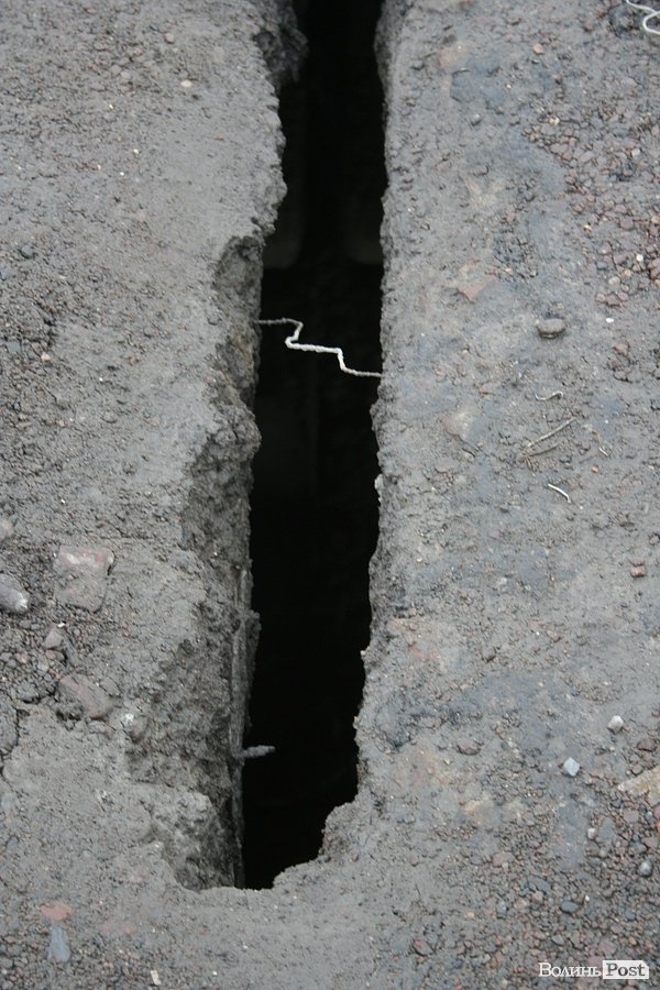 Крізь дірки у мості на Рованці видно Стир. ФОТО