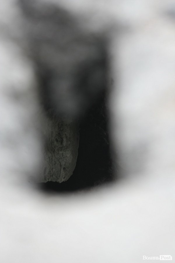 Крізь дірки у мості на Рованці видно Стир. ФОТО