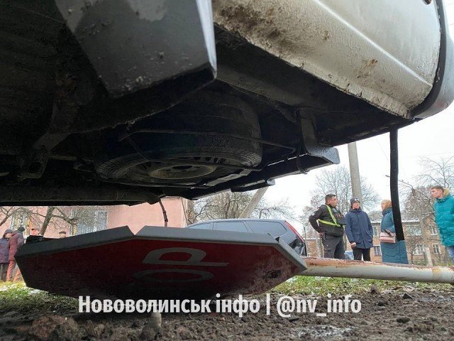 На Волині мікроавтобус зіткнувся з легковиком: одного водія госпіталізували. ФОТО