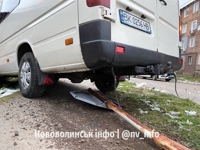 На Волині мікроавтобус зіткнувся з легковиком: одного водія госпіталізували. ФОТО