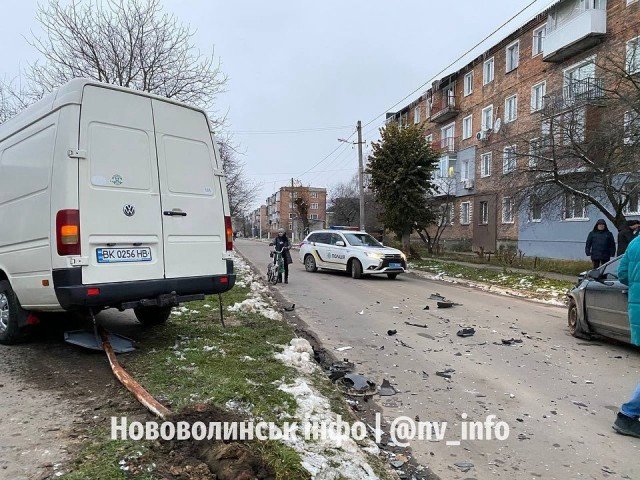 На Волині мікроавтобус зіткнувся з легковиком: одного водія госпіталізували. ФОТО