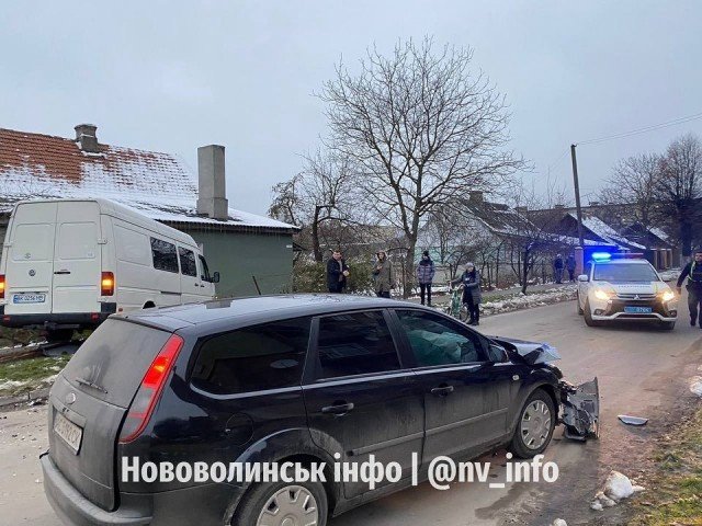 На Волині мікроавтобус зіткнувся з легковиком: одного водія госпіталізували. ФОТО