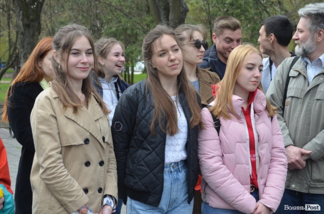 У луцькому парку «оселилися» велетенська риба, кінь і мавки. ФОТО