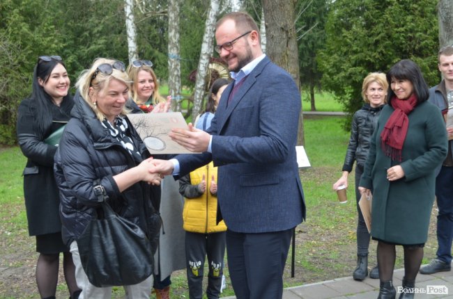 У луцькому парку «оселилися» велетенська риба, кінь і мавки. ФОТО