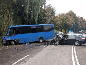 В маршрутку «Луцьк-Зарічне» врізався легковик: травмувалося троє людей. ФОТО