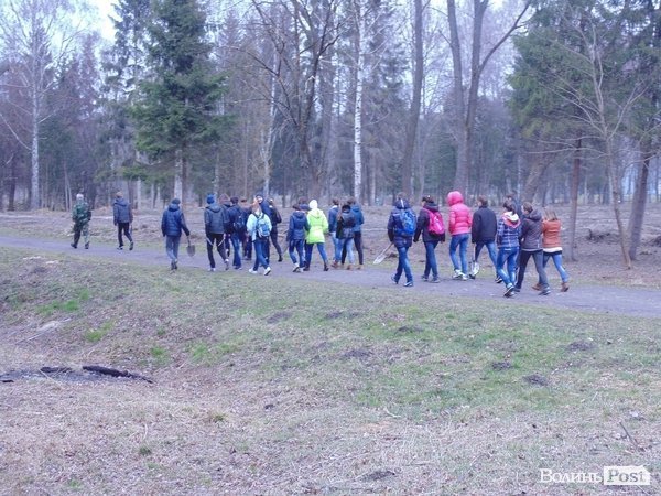 Як мер Луцька з студентами дерева садив. ФОТО