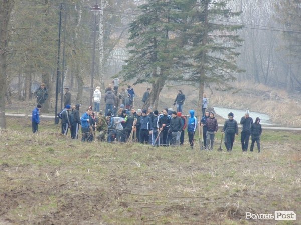 Як мер Луцька з студентами дерева садив. ФОТО